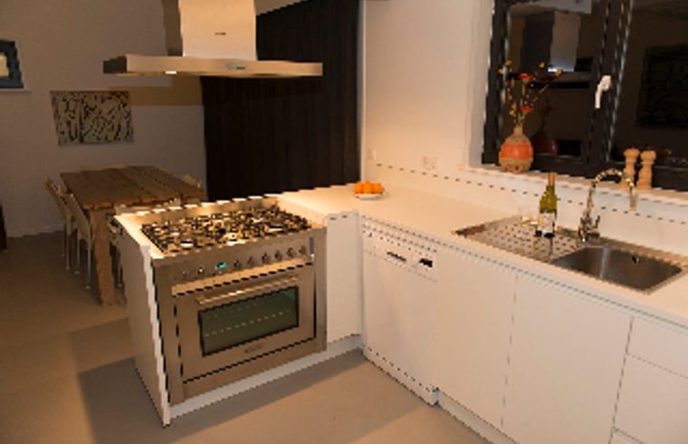 Moderne Kueche im Ferienhaus in Koudekerke, Walcheren mit Einbaugeraeten.