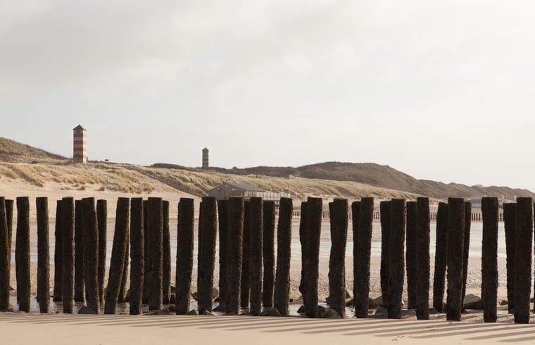 Wunderschoener Strand am Ferienhaus in Koudekerke, Zeeland mit Blick auf die Duenen.