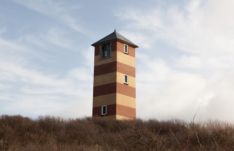 Historischer Leuchtturm in der Naehe eines Ferienhauses in Koudekerke, Walcheren fuer einen kulturellen Ausflug.