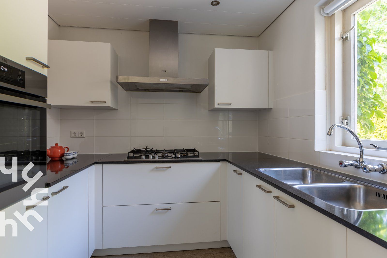 Vooraanzicht van vakantiehuis ZE098 in Oostkapelle, Walcheren, met ruime tuin.