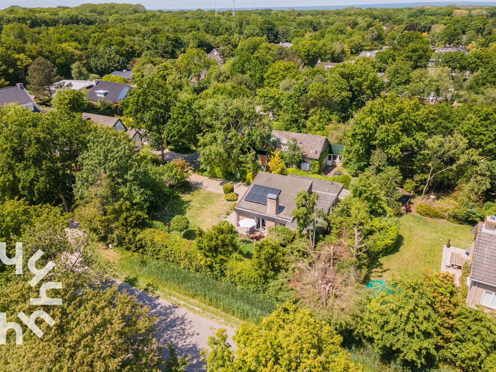Badkamer met kleurrijke tegels in vakantiehuis ZE098 in Oostkapelle, Walcheren.