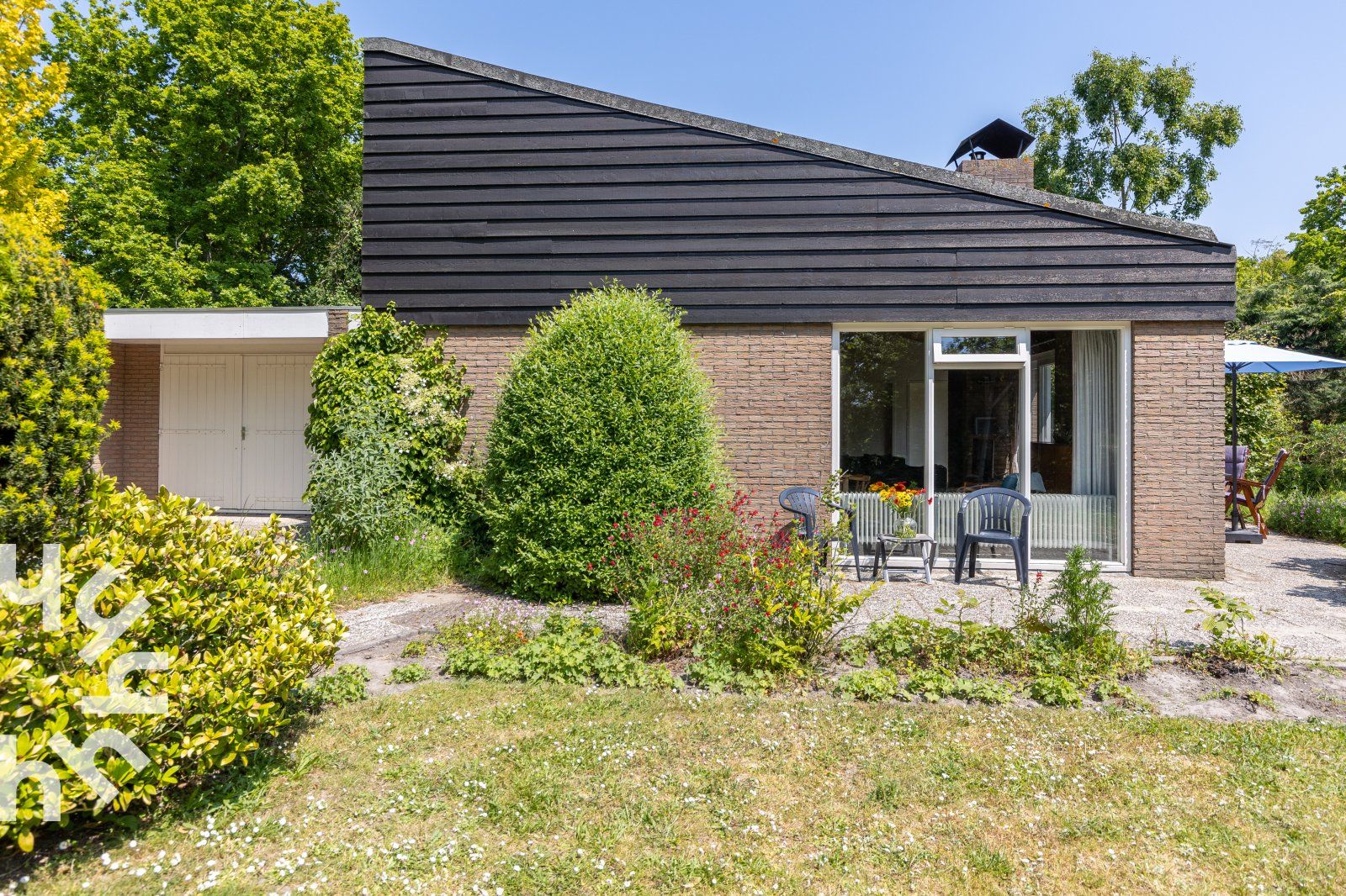 Eetkamer met veel lichtinval in vakantiehuis ZE098 in Oostkapelle, Walcheren.