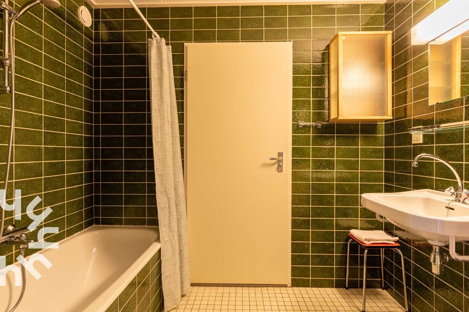 Lichte woonkamer met uitzicht op tuin in vakantiehuis ZE098 in Oostkapelle, Walcheren.