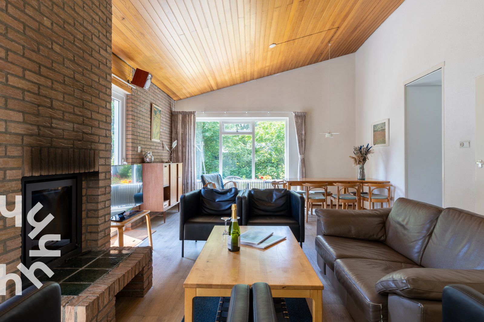 Speelplaats met schommels in de tuin van vakantiehuis ZE098, Oostkapelle, Walcheren.