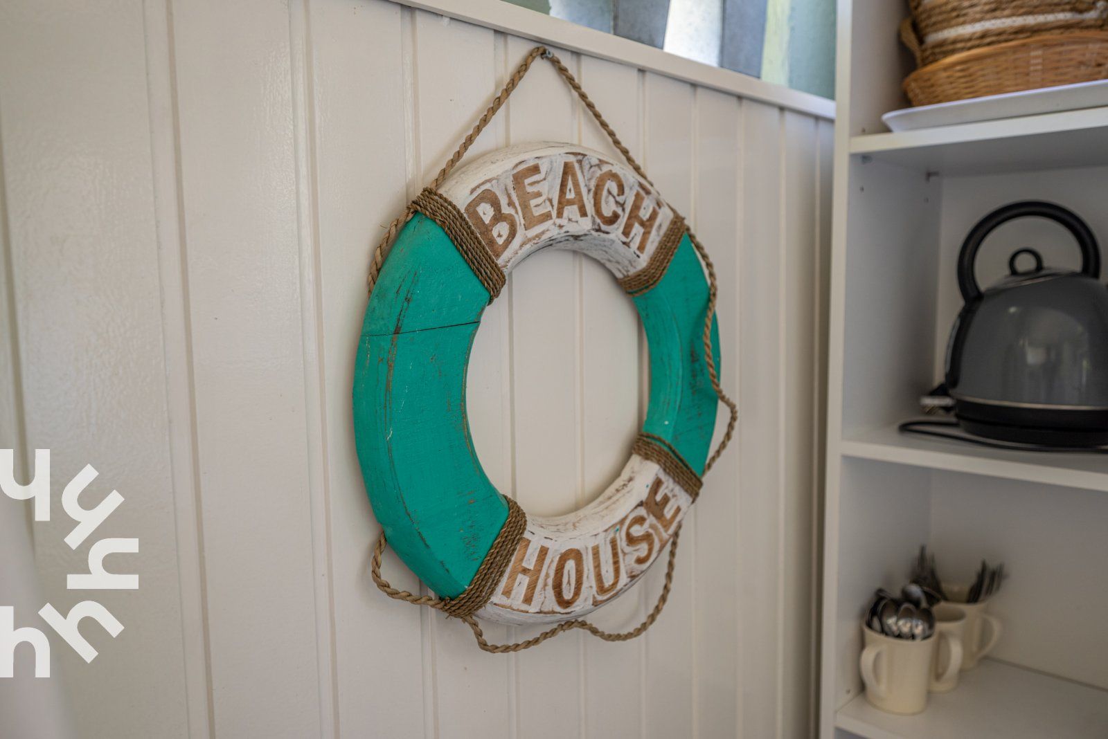 Terrasse des Ferienhauses ZE722 in Oostkapelle, Walcheren, Zeeland mit Snacks und Getraenken.