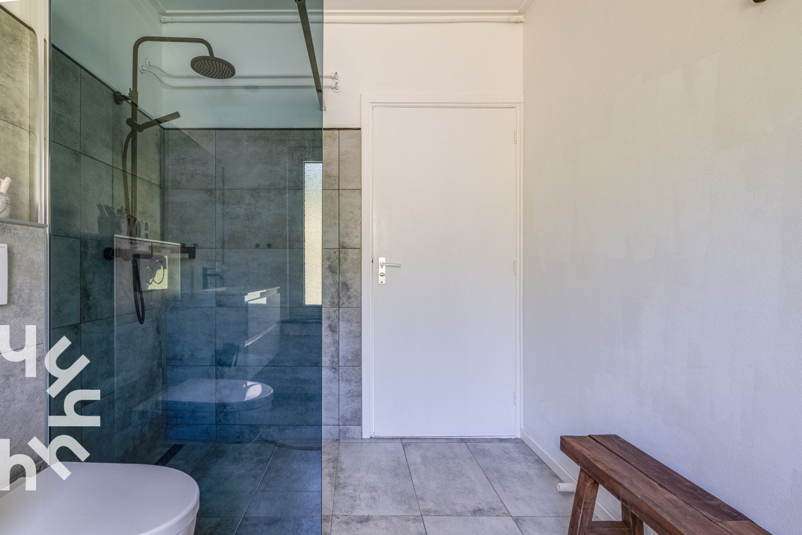 Schlafzimmer im Ferienhaus ZE722, Oostkapelle, Walcheren, Zeeland mit Anhaengern und Blumen.