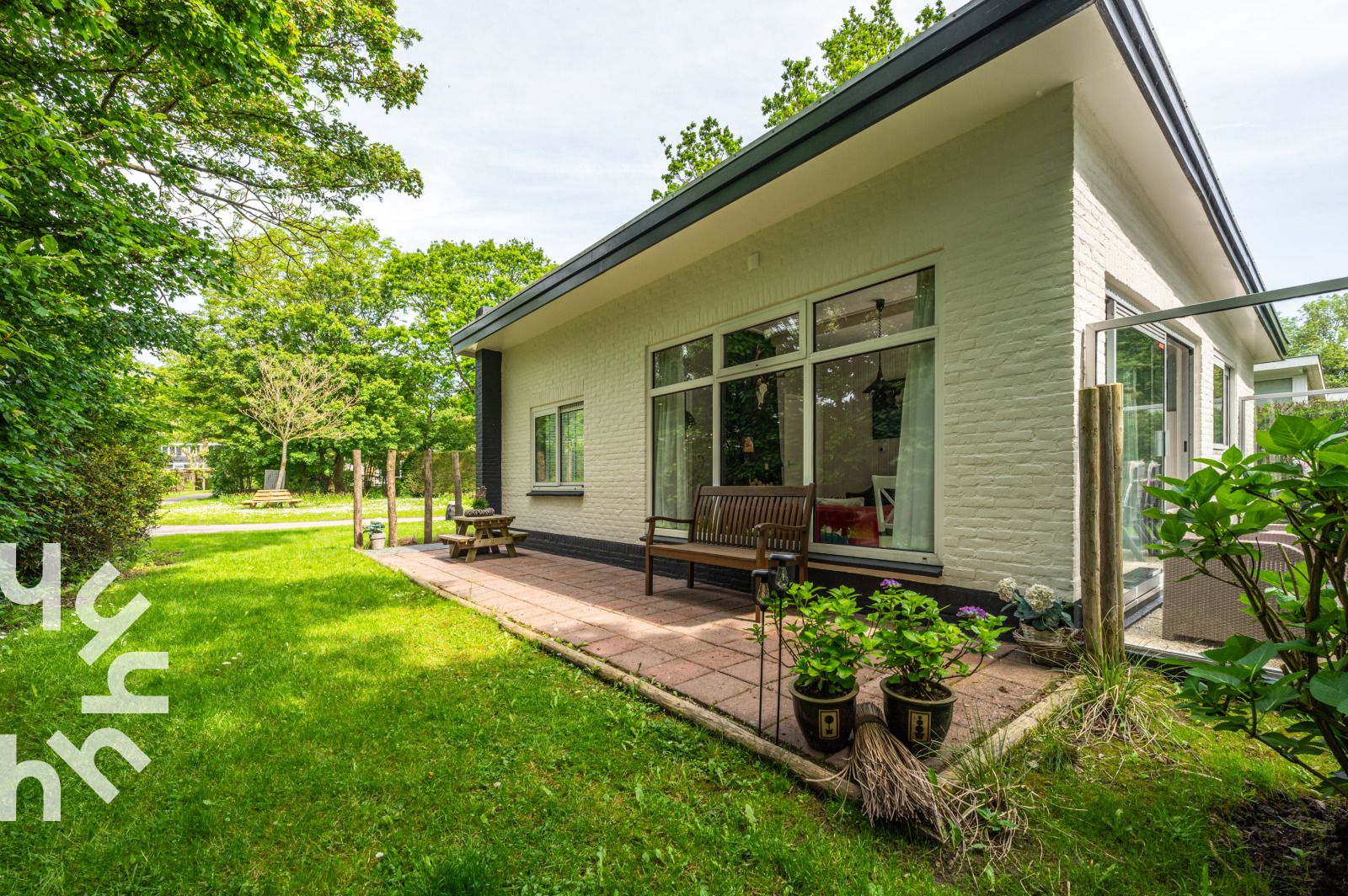 Spielplatz im Garten des Ferienhauses ZE722, Oostkapelle, Walcheren, Zeeland mit Schaukel.