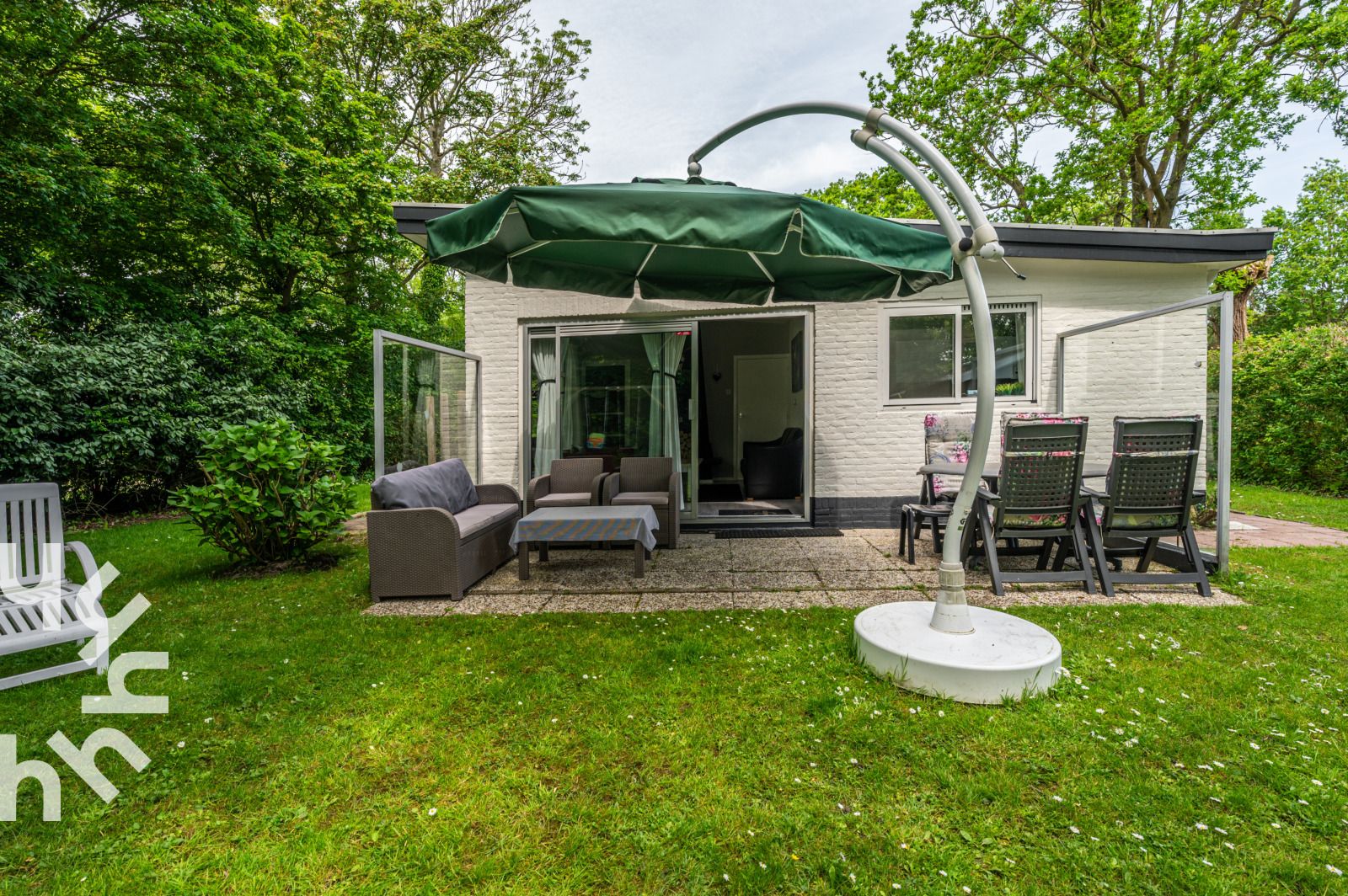 Hinterhof des Ferienhauses ZE722 in Oostkapelle, Walcheren, Zeeland mit Terrasse.