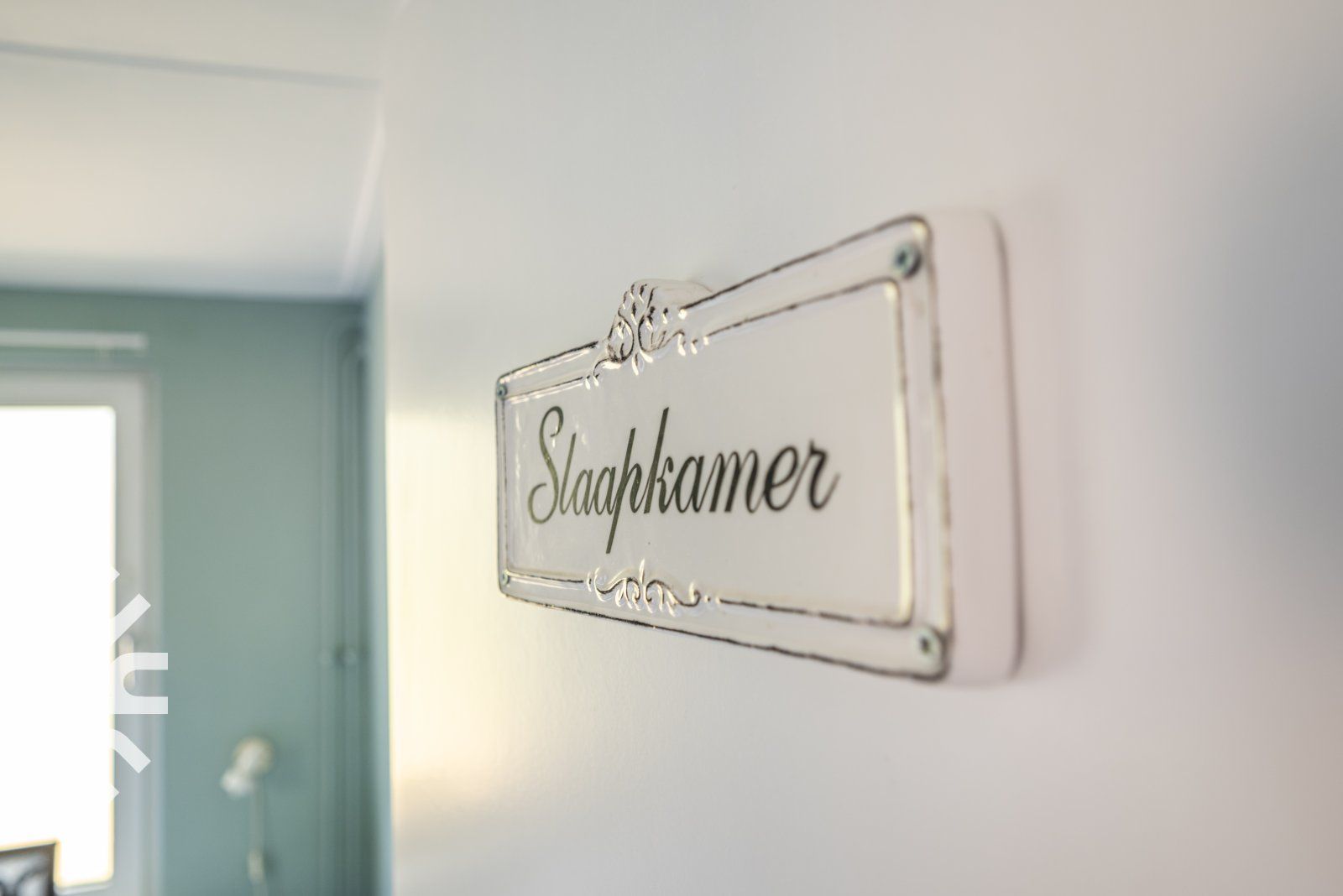 Moderne Kueche im Ferienhaus ZE722, Oostkapelle, Walcheren, Zeeland mit Geraeten.