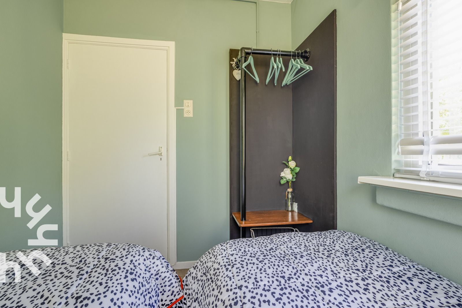 Sonnige Terrasse des Ferienhauses ZE722 in Oostkapelle, Walcheren, Zeeland mit Moebeln.