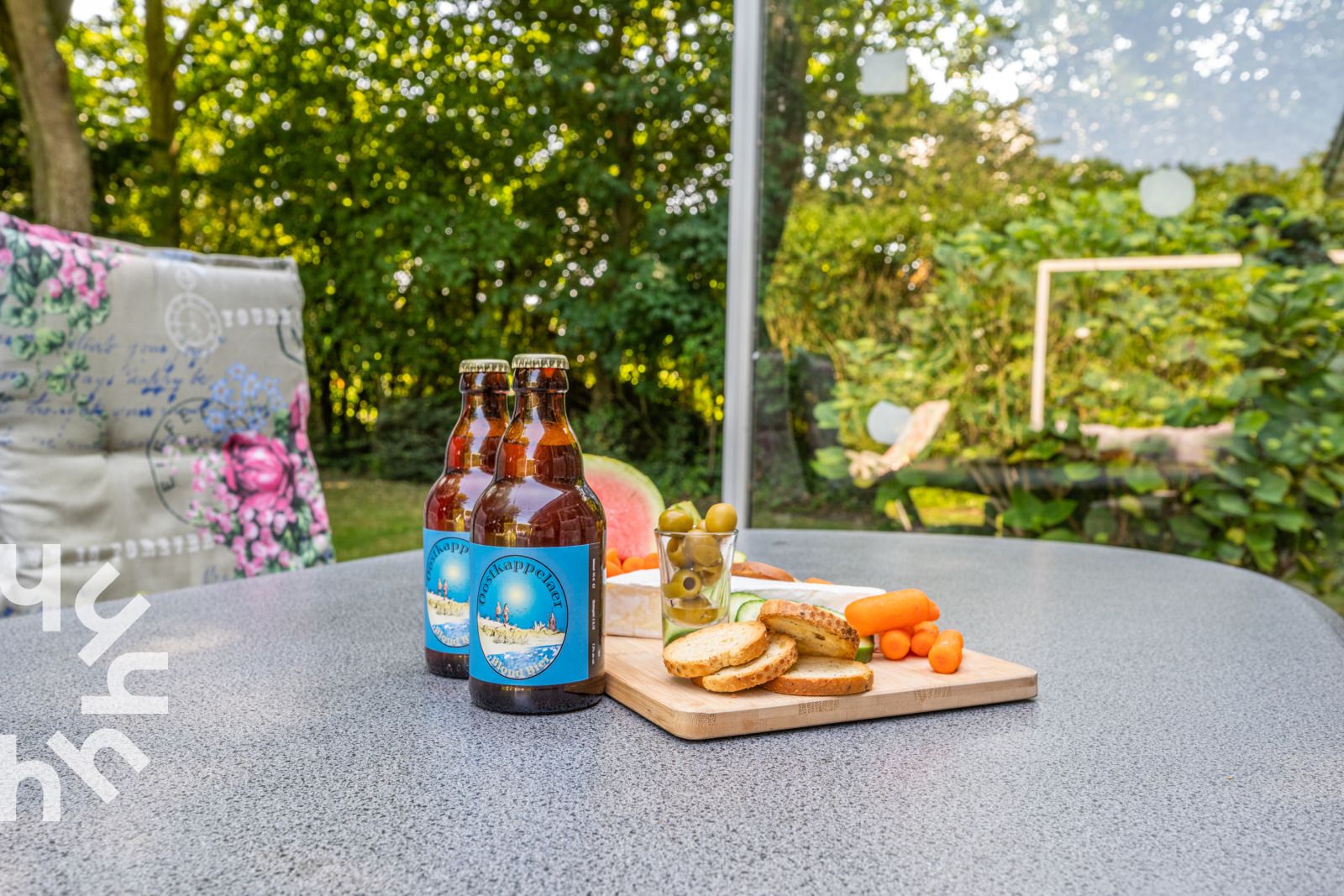 Blick aus dem Wohnzimmer auf den Garten im Ferienhaus ZE722, Oostkapelle, Walcheren, Zeeland.