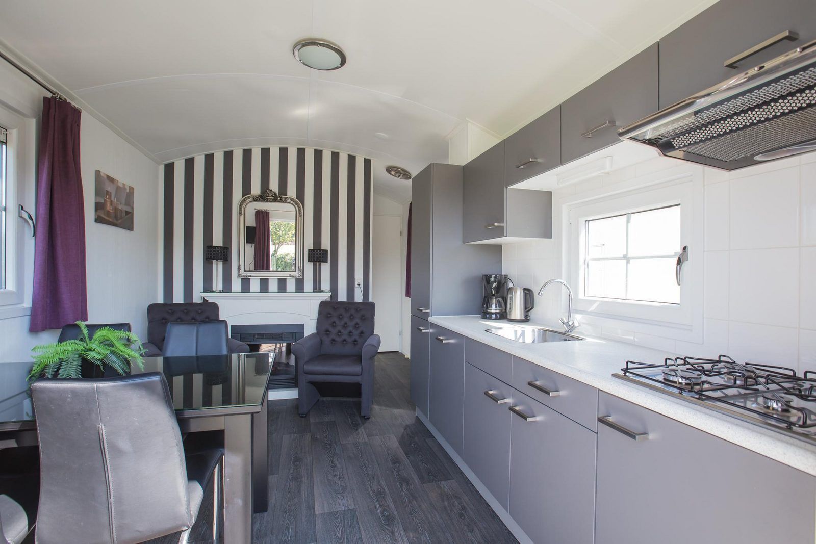Moderne keuken en lounge van VZ985 Pipowagen in Oostkapelle, Walcheren, Zeeland.