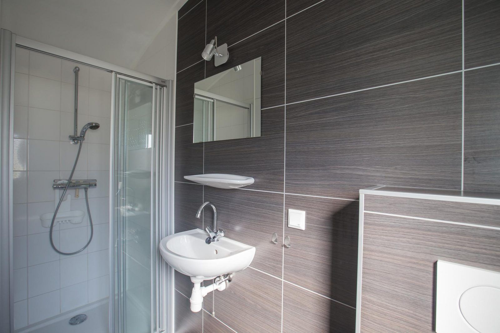 Stijlvolle badkamer met douche in VZ985 Pipowagen, Oostkapelle, Walcheren, Zeeland.