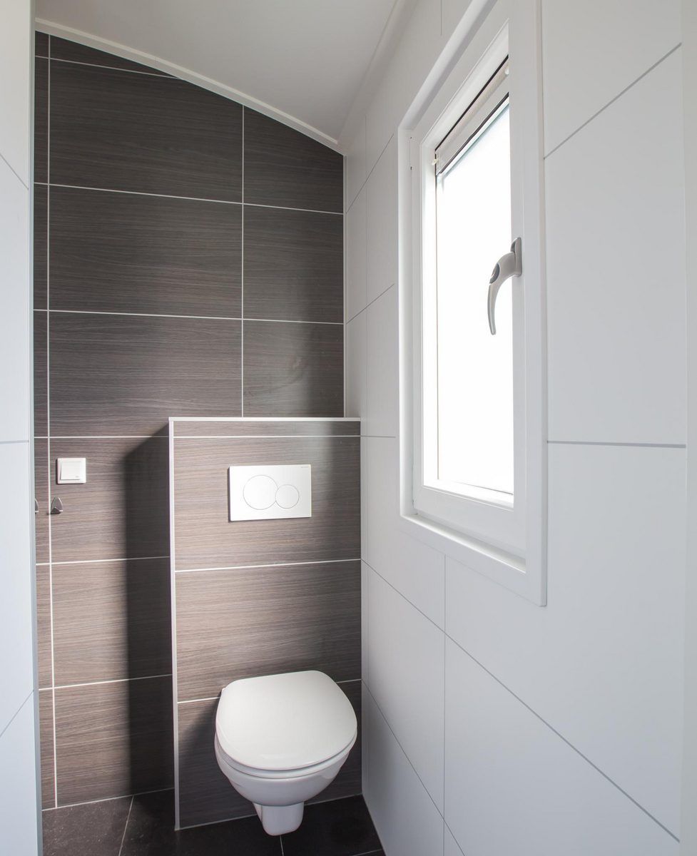Moderne toiletruimte in VZ985 Pipowagen, Oostkapelle, Walcheren, Zeeland.