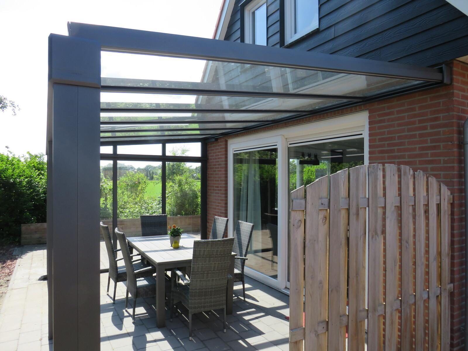 Terrasse des VZ488 Ferienhauses Oostkapelle mit Blick auf die Natur, Zeeland.