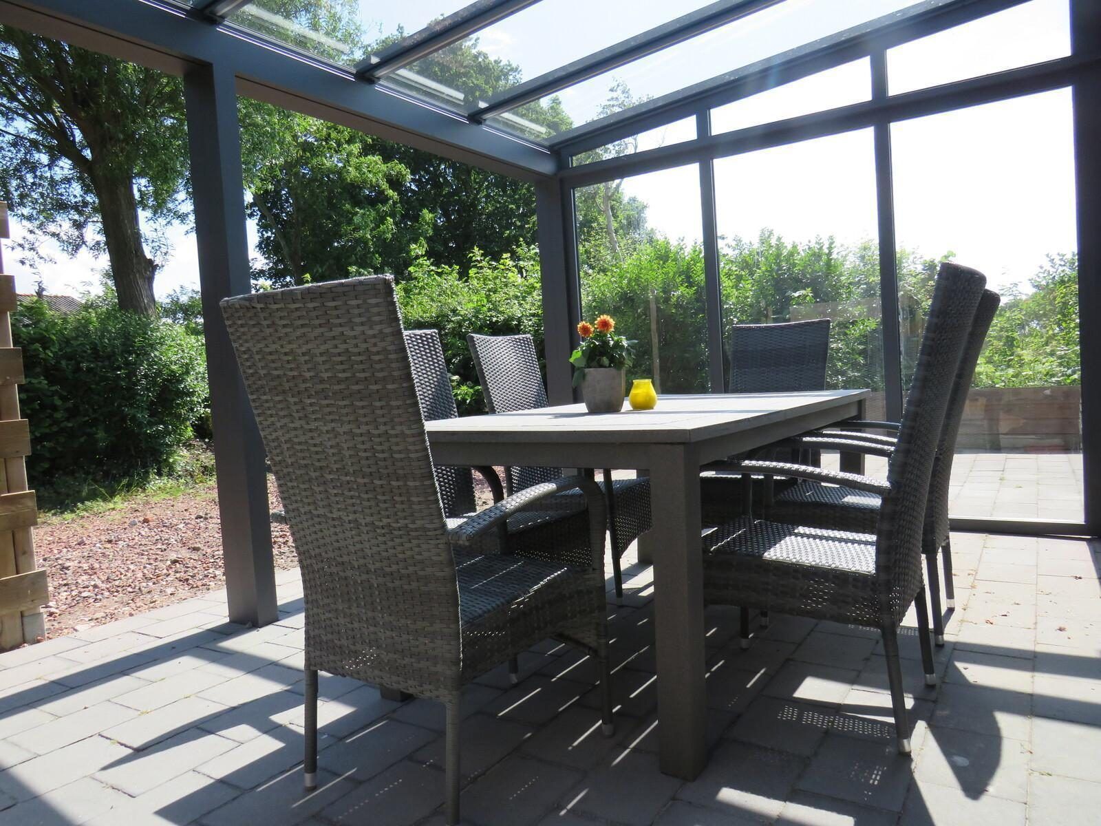 Gemuetlicher Essbereich auf der Terrasse des Ferienhauses VZ488 Oostkapelle in Walcheren.