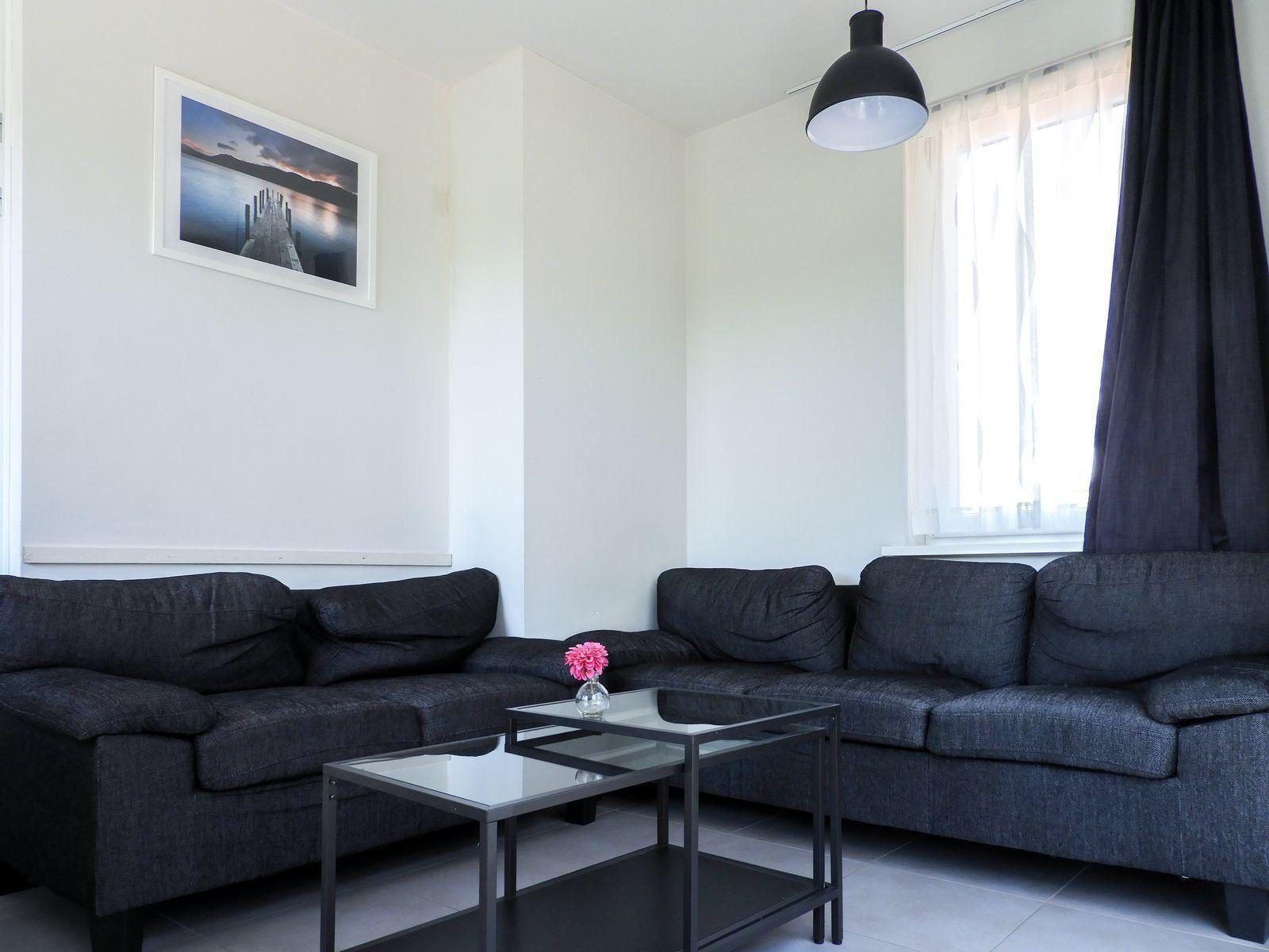 Modernes Wohnzimmer in VZ488 Ferienhaus Oostkapelle, Walcheren, Zeeland.