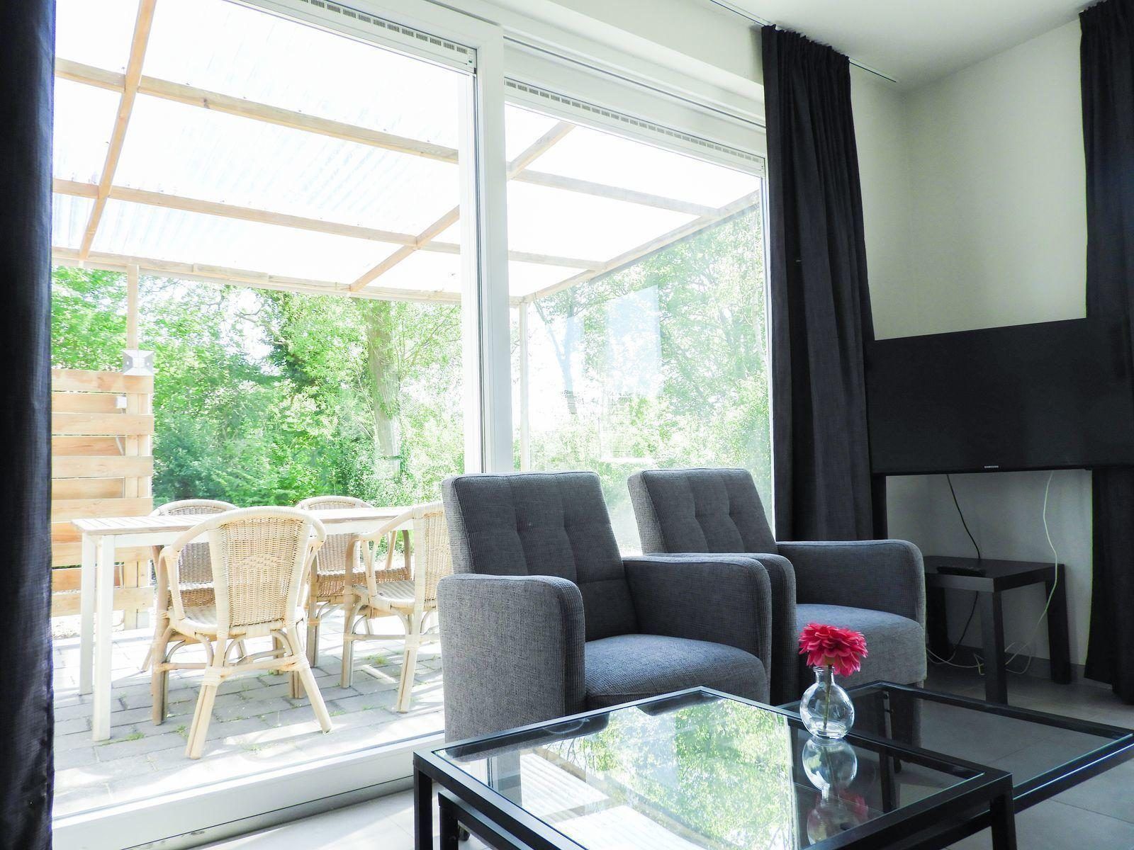 Heller Sitzbereich mit Blick auf die Terrasse im VZ488 Ferienhaus Oostkapelle.