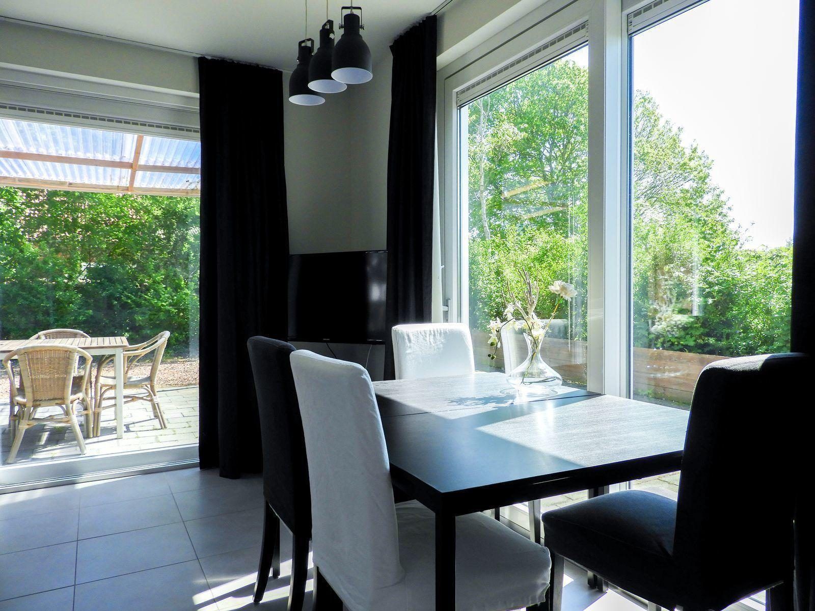 Esszimmer in VZ488 Ferienhaus Oostkapelle mit Zugang zur Terrasse.