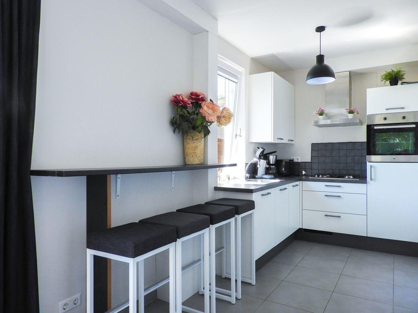 Vollstaendig ausgestattete Kueche in VZ488 Ferienhaus Oostkapelle, Zeeland.