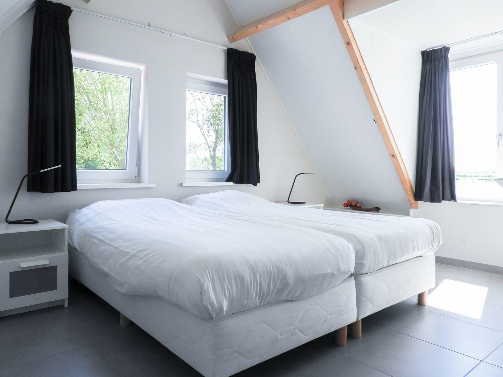 Schlafzimmer mit Doppelbett in VZ488 Ferienhaus Oostkapelle, Zeeland.