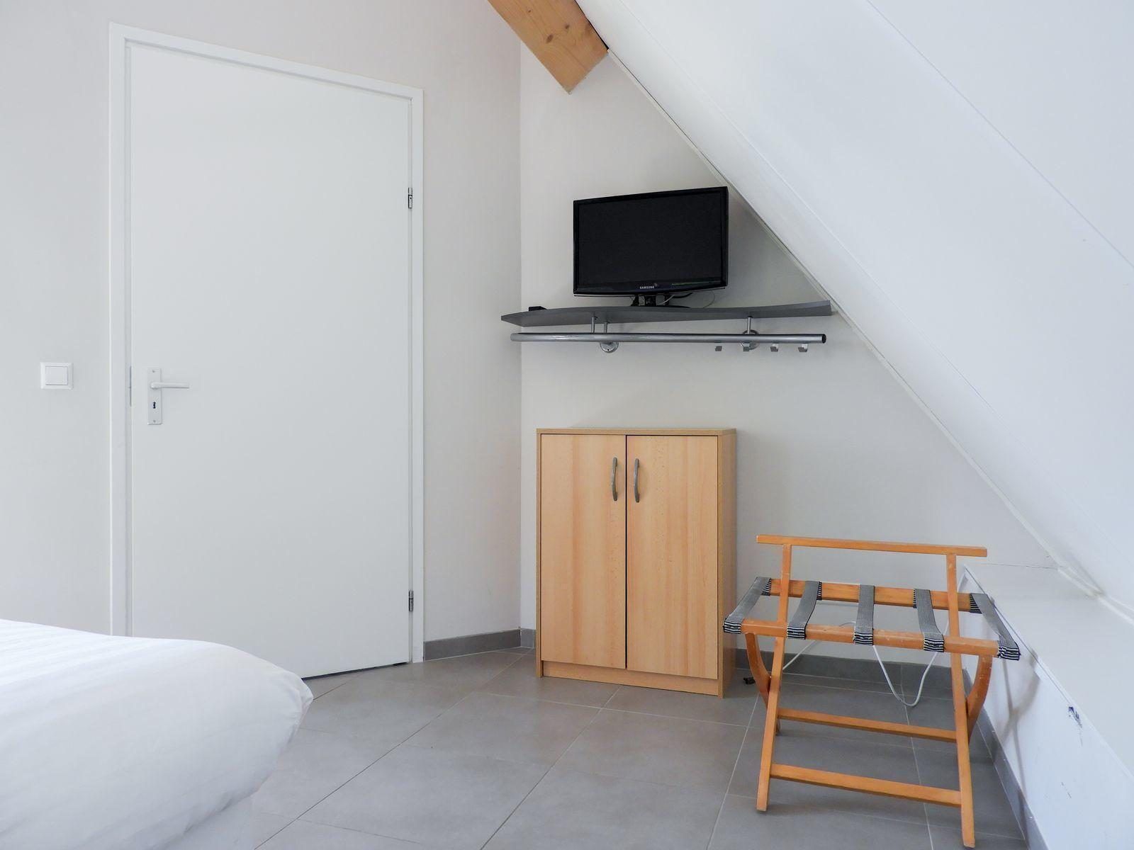 Schlafzimmer mit TV und Kleiderschrank in VZ488 Ferienhaus Oostkapelle, Walcheren.