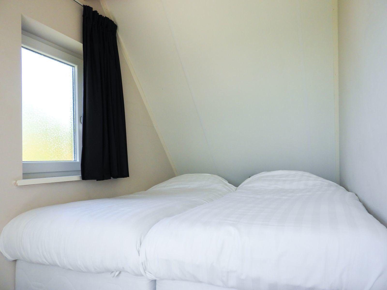 Gemuetliches Schlafzimmer mit zwei Betten in VZ488 Ferienhaus Oostkapelle.