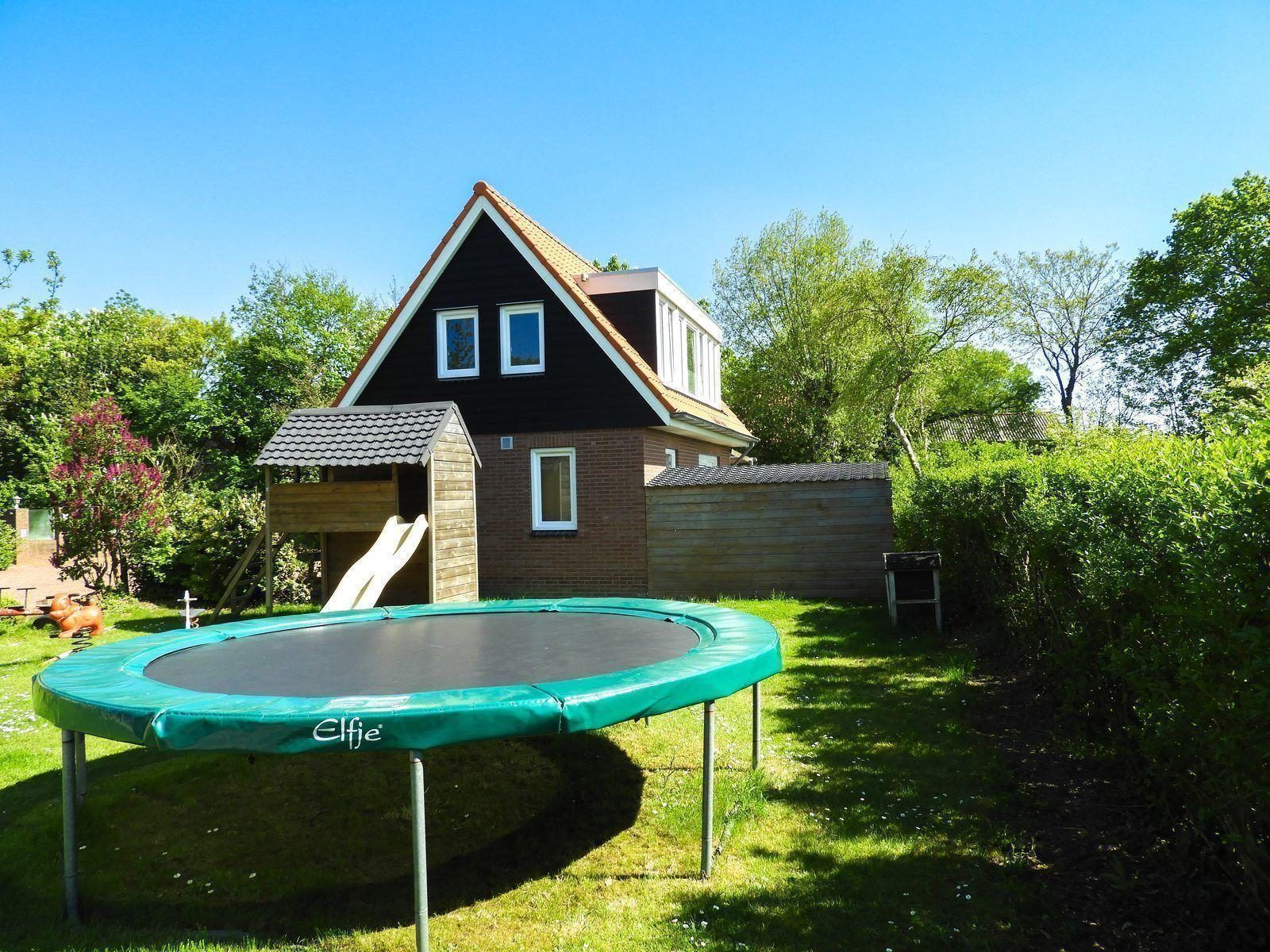 Trampolin im Garten von VZ488 Ferienhaus Oostkapelle, Walcheren, Zeeland.