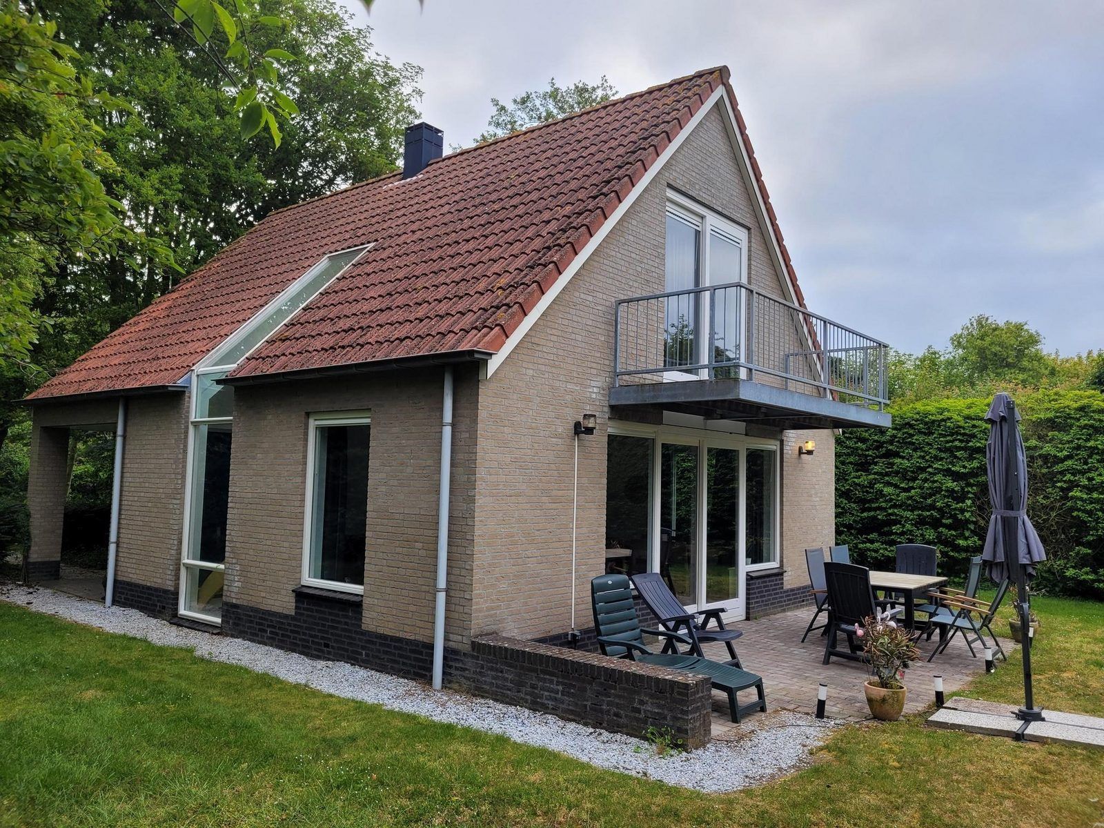 Zijaanzicht van VZ2330 Vakantiehuis in Oostkapelle met balkon en tuin, Walcheren, Zeeland.