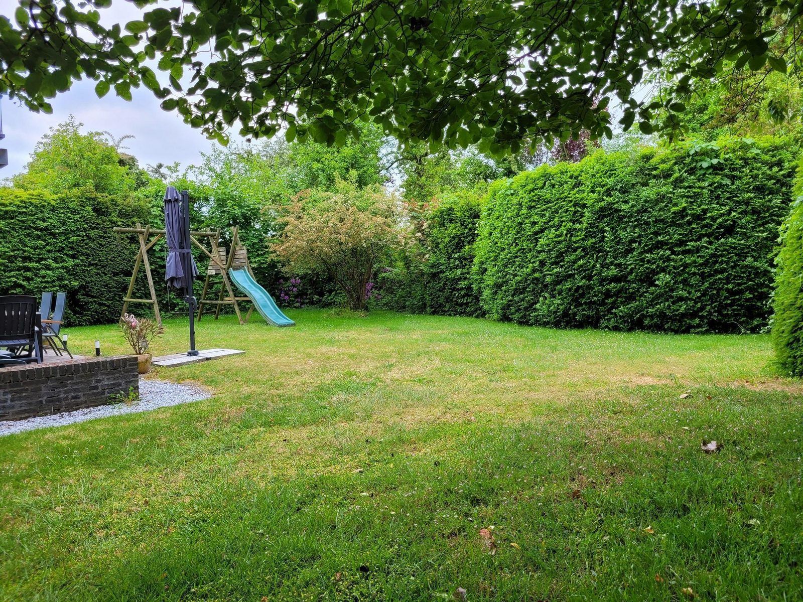 Ruime groene tuin van VZ2330 Vakantiehuis in Oostkapelle, Walcheren, Zeeland.