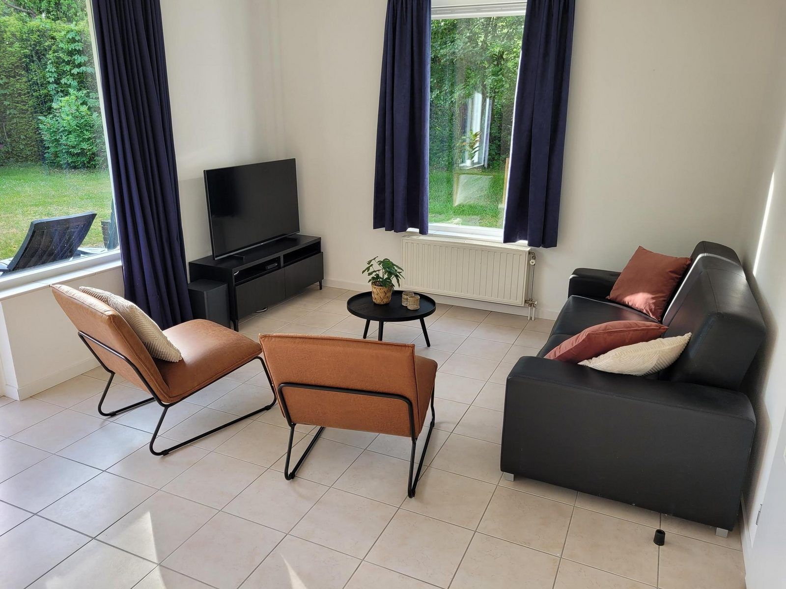 Gezellige woonkamer met tv in VZ2330 Vakantiehuis Oostkapelle, Walcheren, Zeeland.