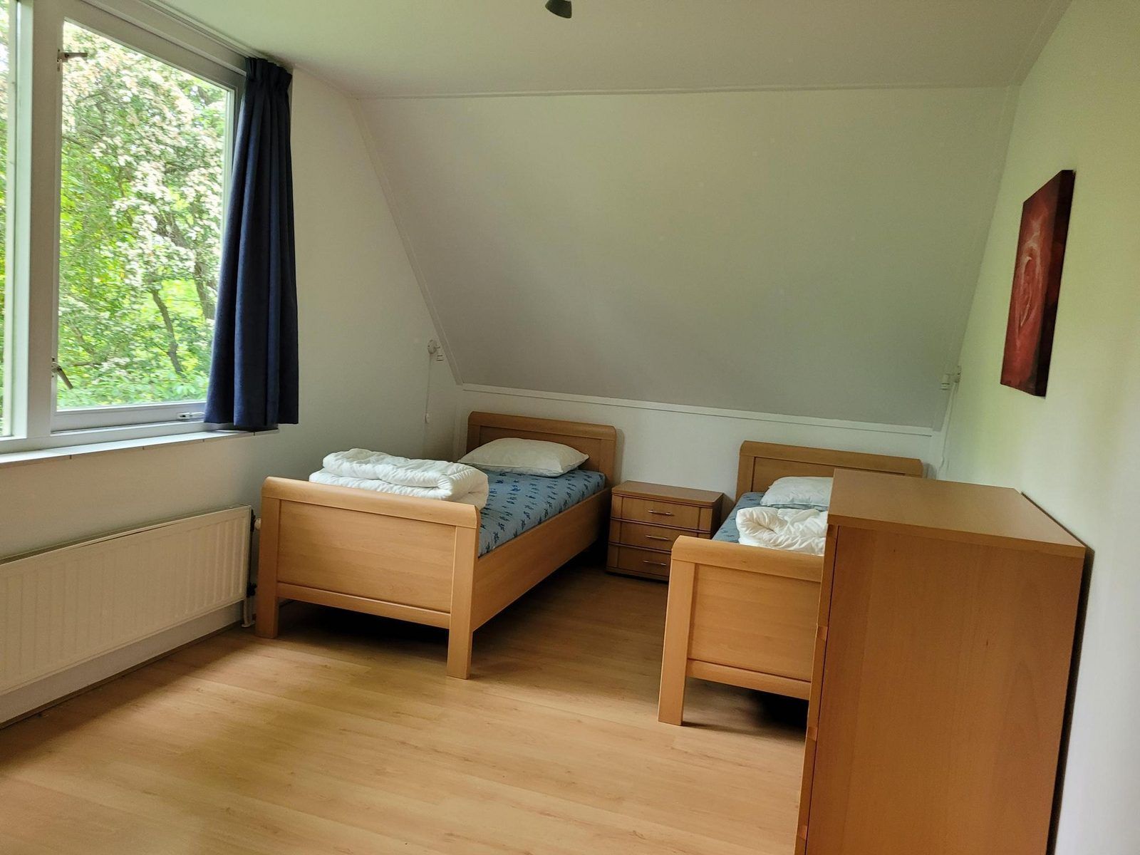 Tweepersoons slaapkamer met houten vloer in VZ2330 Vakantiehuis Oostkapelle, Walcheren, Zeeland.