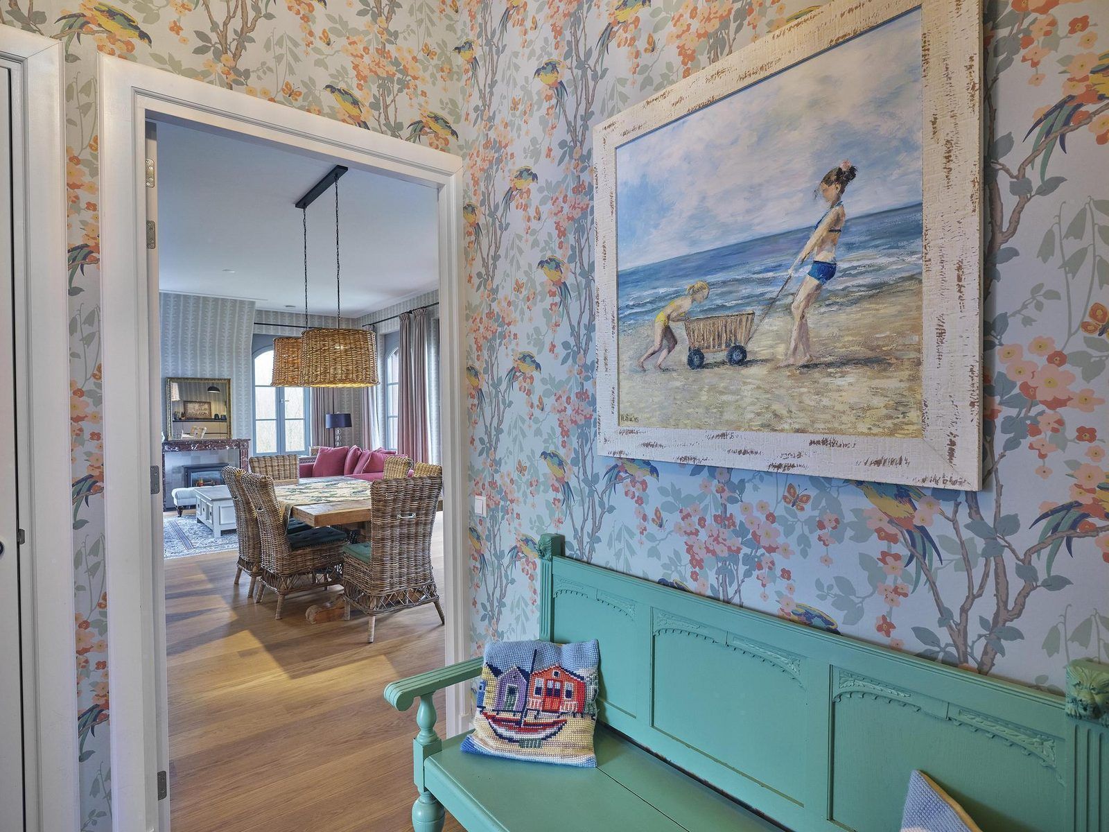 Ingang van VZ2350 Appartement, Oostkapelle, Walcheren, met kleurrijke schilderijen.
