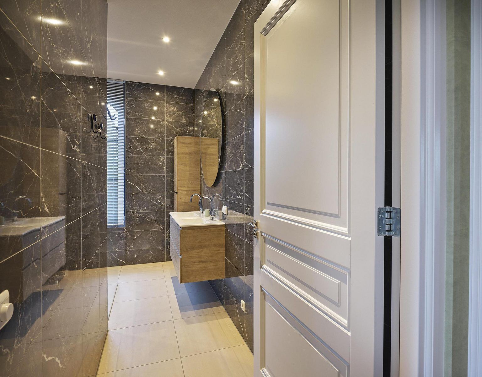 Luxe badkamer in VZ2350 Appartement, Oostkapelle, Walcheren, met marmeren tegels.