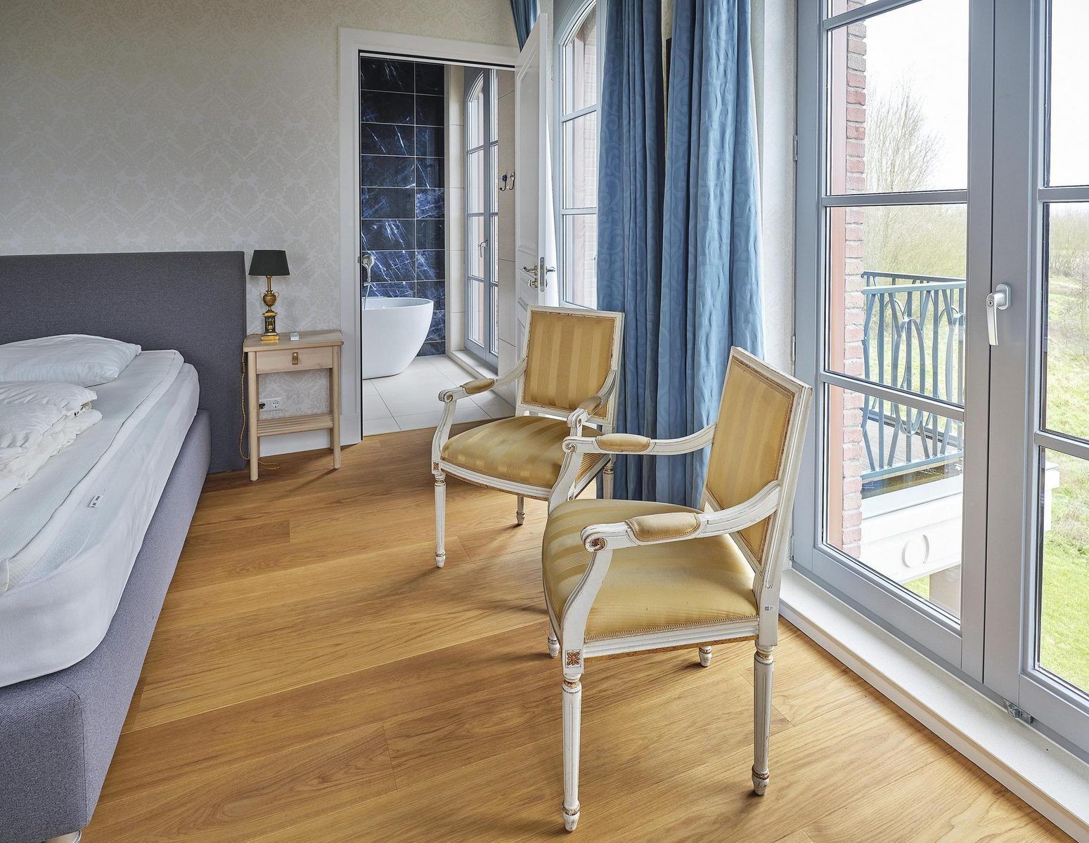 Zithoek met stoelen in VZ2350 Appartement, Oostkapelle, Walcheren, met uitzicht op balkon.