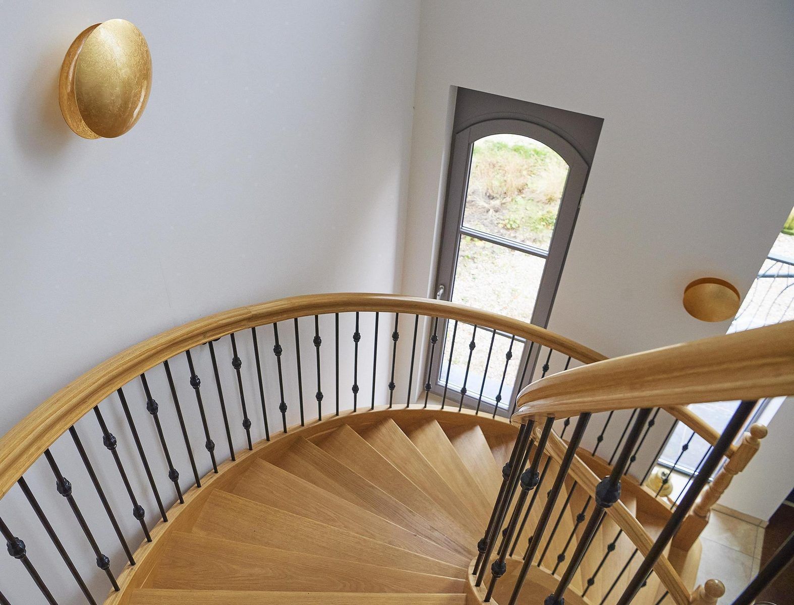 Houten wenteltrap in VZ2350 Appartement, Oostkapelle, Walcheren, met elegant ontwerp.
