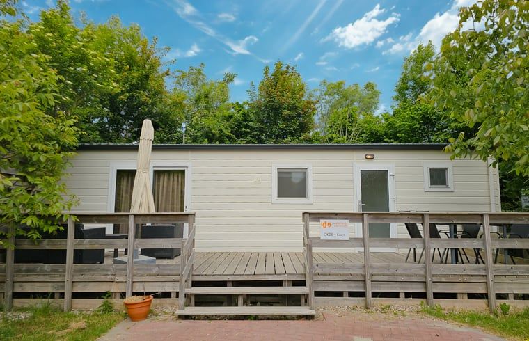 Huisje in Oostkapelle met veranda op Walcheren, Zeeland, omgeven door groene natuur.