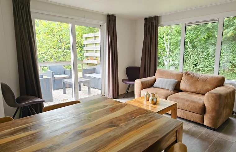 Huisje in Oostkapelle, Walcheren, met uitzicht op terras en groene omgeving.