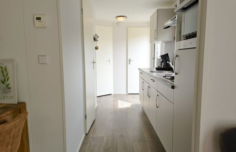 Moderne keuken in Huisje in Oostkapelle, Walcheren, met veel lichtinval.