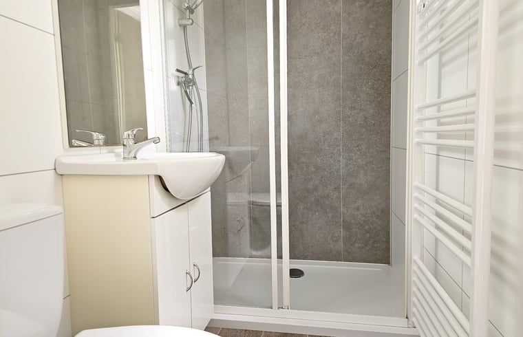 Moderne badkamer in Huisje in Oostkapelle, Walcheren, met douche en wastafel.