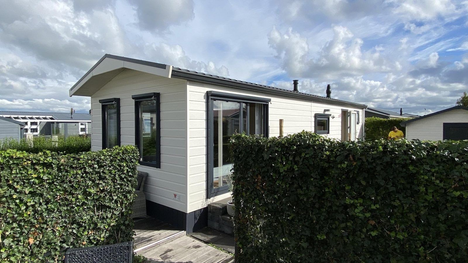 Aussenansicht des Ferienhauses VZ882 in Oostkapelle, umgeben von viel Gruen.