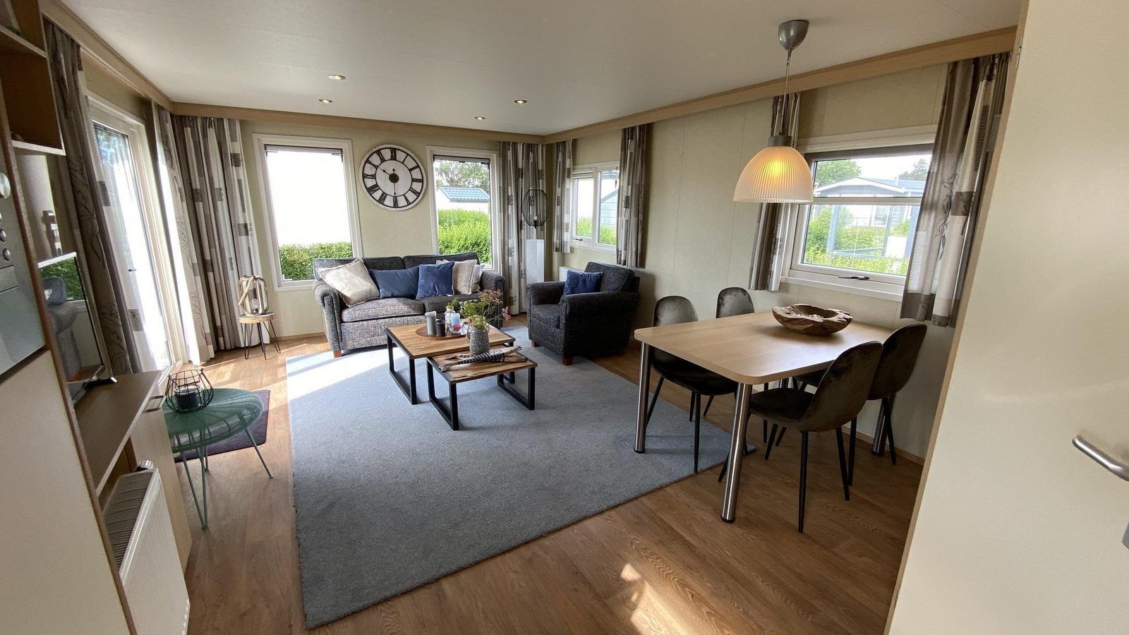 Geraeumiges Wohnzimmer im modern eingerichteten Ferienhaus VZ882 Oostkapelle.