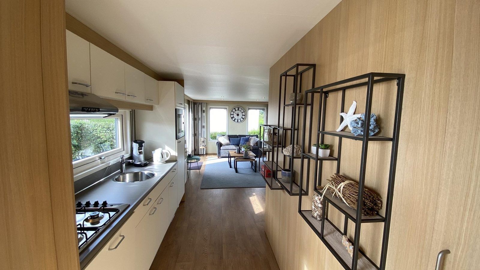 Kueche in VZ882 Ferienhaus Oostkapelle mit modernen Geraeten.