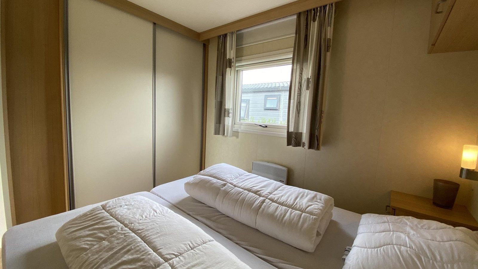 Schlafzimmer mit Doppelbett in VZ882 Ferienchalet Oostkapelle.