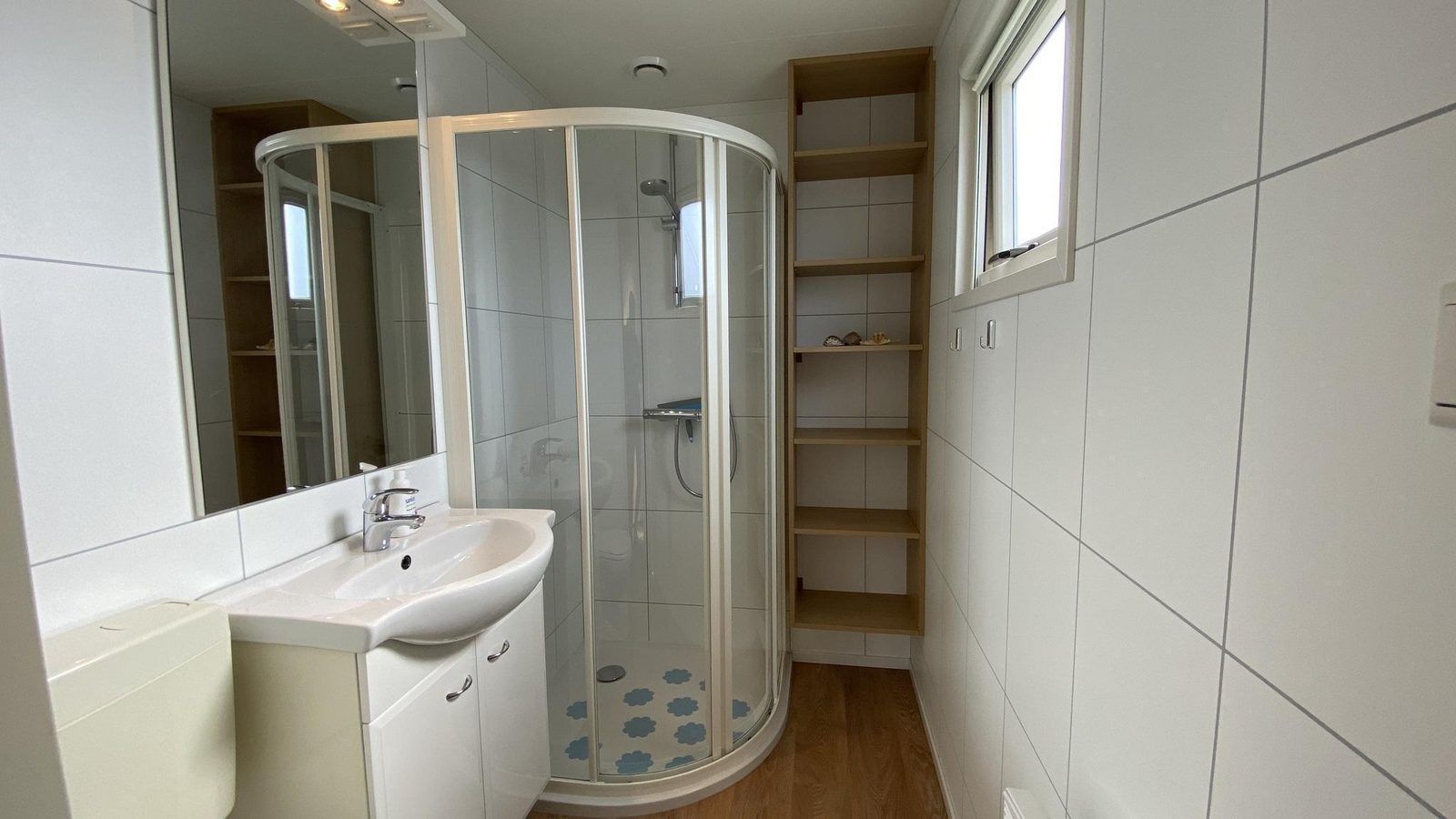 Badezimmer mit Dusche in VZ882 Ferienchalet Oostkapelle, Walcheren.