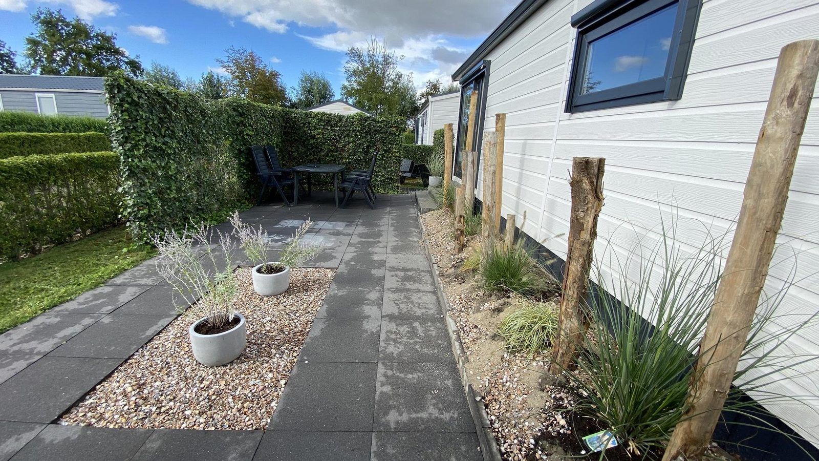 Gartenweg und Terrasse im VZ882 Ferienhaus Oostkapelle, Walcheren.