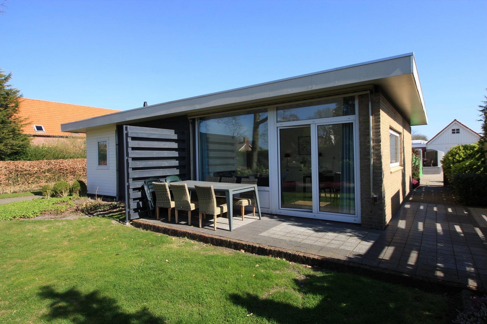 Ruim terras van VZ986 Vakantiebungalow in Oostkapelle voor ontspanning in Walcheren, Zeeland.