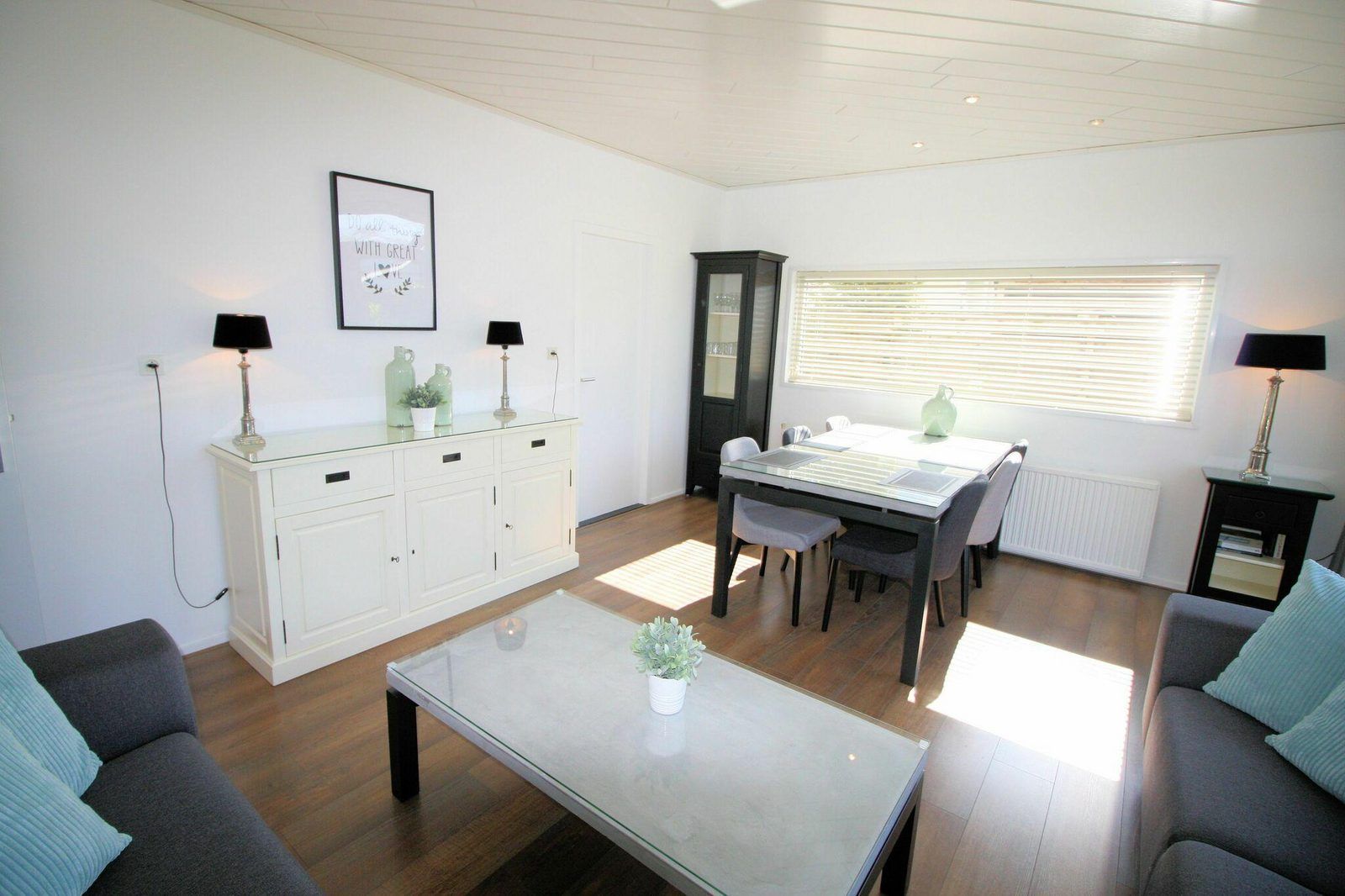 Stijlvolle eetkamer van VZ986 Vakantiebungalow in Oostkapelle, Walcheren, perfect voor familiediners in Zeeland.