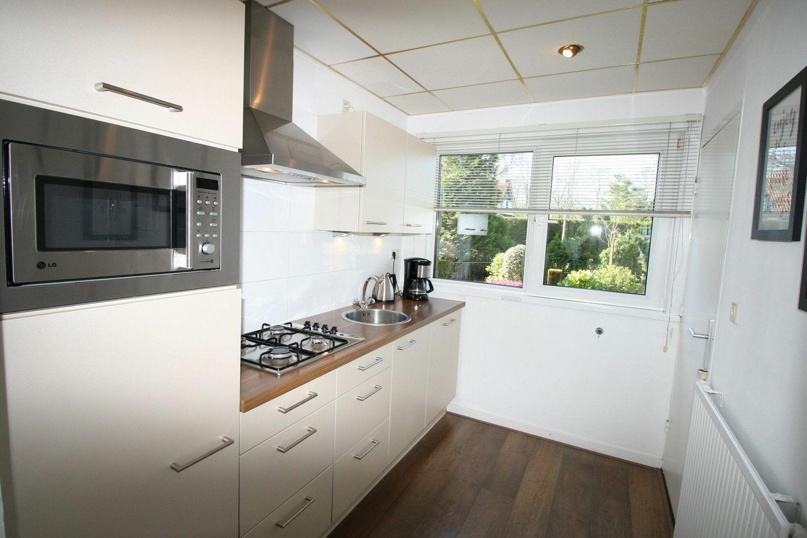 Moderne keuken in VZ986 Vakantiebungalow in Oostkapelle, Walcheren, uitgerust voor een comfortabel verblijf in Zeeland.