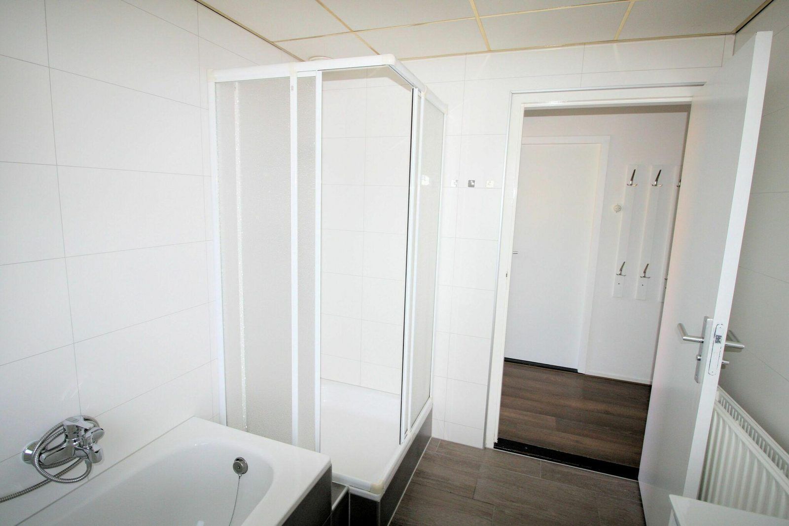 Praktische badkamerindeling van VZ986 Vakantiebungalow in Oostkapelle, Walcheren, voor een ontspannen vakantie in Zeeland.